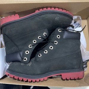 Black and red timberlands